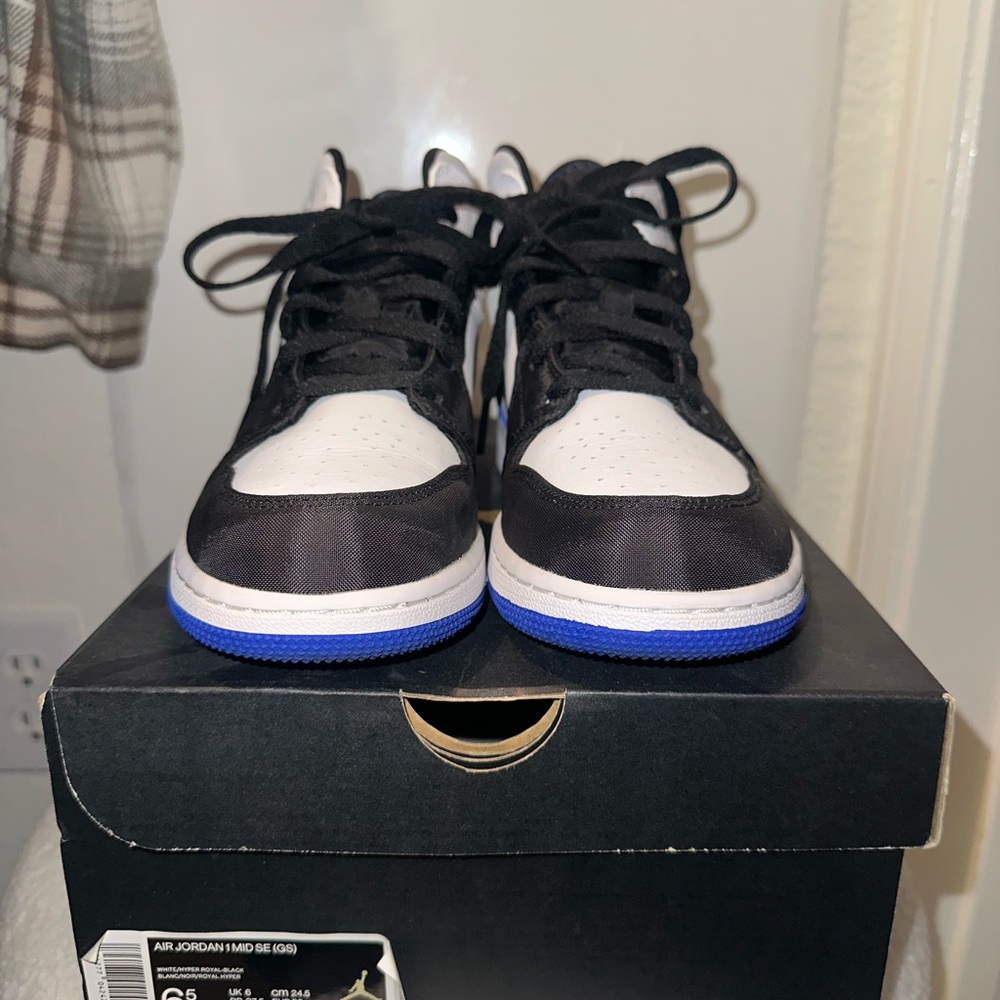 Jordan Men's Black and Blue Sneakers